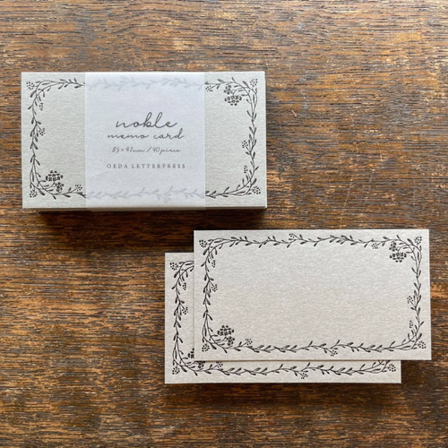 OEDA LETTERPRESS Noble Black memo card featuring a delicate botanical letterpress illustration on heavy white cardstock. / Carte-mémoire OEDA LETTERPRESS Noble Black présentant une illustration botanique délicate imprimée en typographie sur papier cartonné blanc.