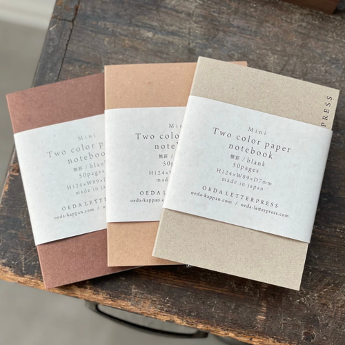 OEDA LETTERPRESS Mini Two-Colour Paper Notebook with rustic board cover options and alternating white and natural blank pages. / Mini carnet de notes bicolore OEDA LETTERPRESS avec choix de couvertures en carton rustique et pages vierges alternées blanc et naturel.