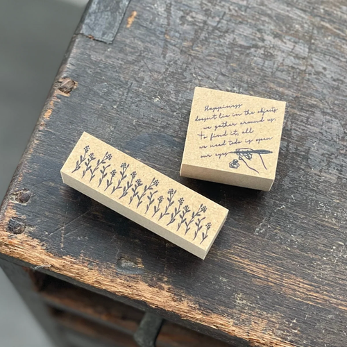 OEDA LETTERPRESS original rubber stamp mounted on wood featuring delicate fountain pen and floral illustrations. / Tampon en caoutchouc original OEDA LETTERPRESS monté sur bois présentant de délicates illustrations de stylo-plume et de fleurs.