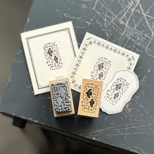 OEDA LETTERPRESS rubber stamp 019 Bird & Flowers mounted on wood featuring a bird nestled among floral branches. / Tampon en caoutchouc OEDA LETTERPRESS 019 Bird & Flowers monté sur bois présentant un oiseau perché parmi des branches fleuries.