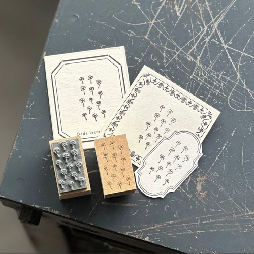 OEDA LETTERPRESS rubber stamp 020 Small Flowers mounted on wood featuring a delicate pattern of tiny floral stems. / Tampon en caoutchouc OEDA LETTERPRESS 020 Small Flowers monté sur bois présentant un motif délicat de petites tiges florales.