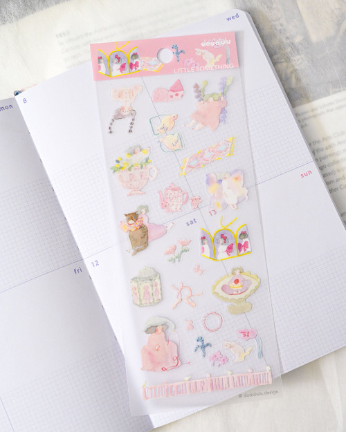 dodolulu Matte Sticker Sheet Little Something featuring a charming assortment of everyday treasures and tiny objects. / Planche d'autocollants mats dodolulu Little Something présentant un assortiment charmant de trésors du quotidien et de petits objets.