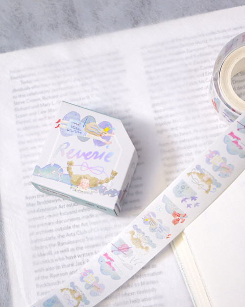 dodolulu Label Sticker Roll Reverie made of textured washi paper with shimmering foil stamping featuring 8 repeating designs. / Rouleau d'étiquettes autocollantes dodolulu Reverie en papier washi texturé avec dorure étincelante présentant 8 motifs répétés.