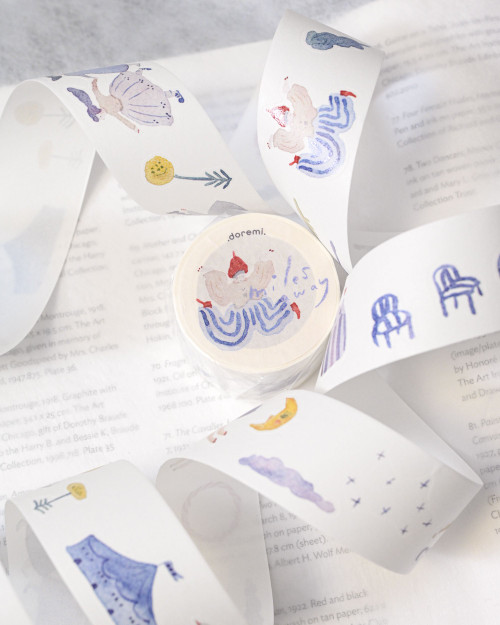 dodolulu doremi Washi Tape Miles Away featuring pre-cut watercolor illustrations of whimsical travel and daydream motifs. / Ruban washi pré-découpé dodolulu doremi Miles Away présentant des illustrations à l'aquarelle de voyage et de rêverie.