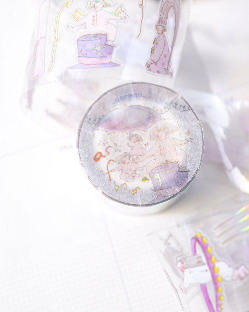 dodolulu doremi PET Tape As if by Magic featuring pre-cut glossy clear stickers with foil stamping and magical fairytale watercolor illustrations. / Ruban PET pré-découpé dodolulu doremi As if by Magic présentant des autocollants transparents brillant avec dorure et illustrations de contes de fées.