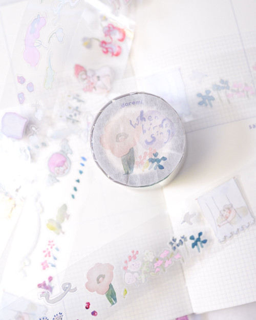 dodolulu doremi PET Tape When Birds Sing featuring pre-cut glossy clear stickers with delicate birds and floral watercolor illustrations. / Ruban PET pré-découpé dodolulu doremi When Birds Sing présentant des autocollants transparents d'oiseaux et de motifs floraux à l'aquarelle.