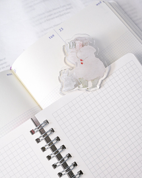 dodolulu Journaling Clip Telescope high-transparency acrylic memo clip holding goal cards and inspiring quotes on a desk. / Pince-mémo en acrylique dodolulu Journaling Clip Telescope pour exposer des cartes d'objectifs et des citations inspirantes sur un bureau.
