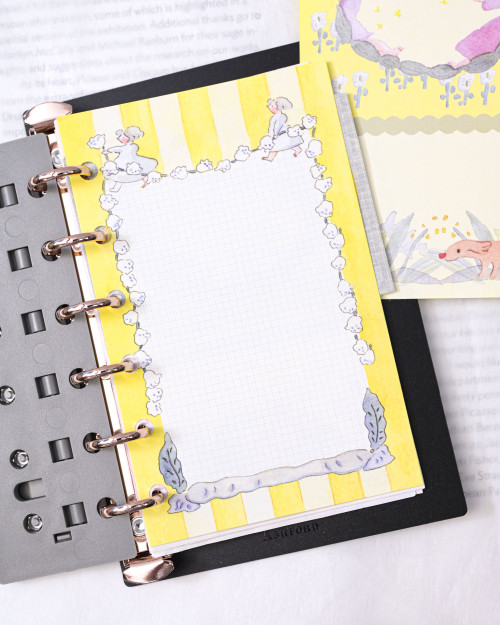 dodolulu Mini 6 Memo Refill Follow the Bloom featuring unpunched 120gsm double-sided paper with delicate floral illustrations. / Recharge de papier mémo Mini 6 dodolulu Follow the Bloom en papier 120g double face non perforé avec de délicates illustrations florales.