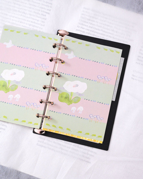 dodolulu Mini 6 Memo Refill Growing Thoughts featuring unpunched 120gsm double-sided paper with delicate illustrations. / Recharge de papier mémo Mini 6 dodolulu Growing Thoughts en papier 120g double face non perforé avec de délicates illustrations.