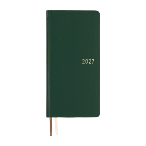 Hobonichi Techo 2027 Weeks Leather: Forest Green. Slim hardcover weekly planner in deep woodland-green cowhide with gold 2027 foil, beige spine headband and satin ribbon markers. Hobonichi Techo 2027 Weeks Leather : Forest Green. Agenda hebdomadaire mince à couverture rigide en cuir de vache vert forêt, millésime 2027 en foil or, tranchefile beige et signets en satin.