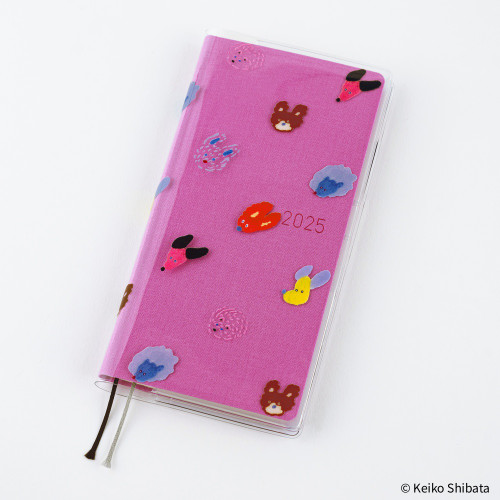 Hobonichi Techo Weeks Clear Cover Keiko Shibata: Dog Ears Fluttering in the Wind. Clear PVC sleeve for Weeks printed with seven oil-pastel dogs in a diagonal wind-blown pattern. Couverture transparente Weeks Hobonichi Techo Keiko Shibata : Dog Ears Fluttering in the Wind. Housse PVC pour Weeks imprimée de sept chiens au pastel à l’huile, oreilles au vent en motif diagonal.