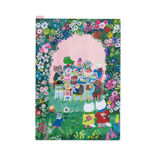 Hobonichi A5 Pencil Board Yumi Kitagishi: In the Garden. Thin Yupo board for A5 with animals at a garden table full of cake, millimetre ruler and Today tab. Planche à crayon Hobonichi A5 Yumi Kitagishi : In the Garden. Plaque Yupo fine pour A5 : animaux autour d’une table de jardin chargée de gâteaux, règle millimétrée et onglet Today.