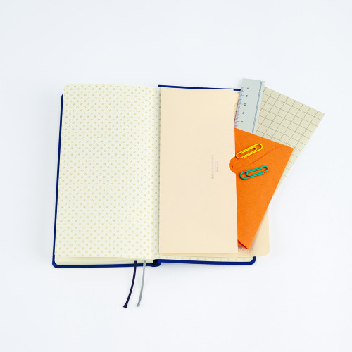 Hobonichi Weeks Pocket Envelope. Pack of two self-adhesive paper envelope pockets for Weeks with a silver foil logo under the flap and a gusset. Poche-enveloppe Hobonichi Weeks. Lot de deux pochettes papier autocollantes pour Weeks, logo argenté sous le rabat et soufflet.