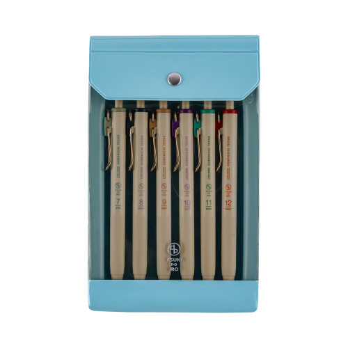 Hobonichi x TSUKI no IRO Uniball One 0.38 July–December Set with Case. Six 0.38 mm pens in monthly colours from Nemophila Blue to Red, in a blue PVC case with a rear pocket. Set Uniball One 0.38 Hobonichi x TSUKI no IRO juil.–déc. avec étui. Six stylos 0,38 mm aux couleurs mensuelles, de Nemophila Blue à Red, dans un étui PVC bleu à poche arrière.