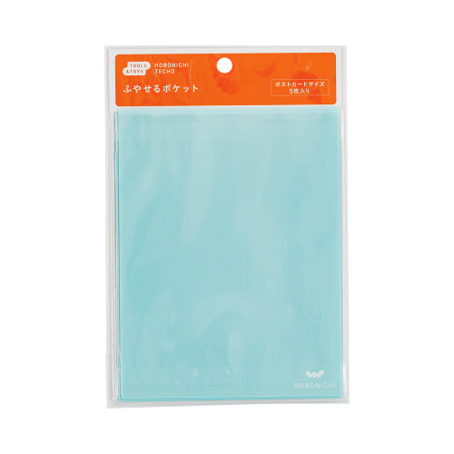 Hobonichi Add-on Pocket Postcard Size. Pack of five thin clear PP pockets with a light-blue background for postcards and photos, self-adhesive. Poche Add-on Hobonichi format carte postale. Lot de cinq pochettes PP fines et transparentes fond bleu clair, autocollantes, pour cartes postales et photos.