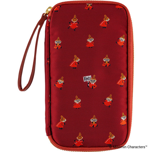 Hobonichi Small Drawer Pouch Moomin: Little My Everywhere! Glossy necktie-fabric pouch in reddish tone woven with Little My expressions, red faux-leather zipper and pale-brown interior. Petite pochette tiroir Hobonichi Moomin : Little My Everywhere! Pochette en tissu cravate brillant ton rougeâtre tissé d’expressions de Little My, tirette similicuir rouge et intérieur brun pâle.