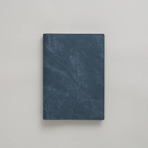 TAKE A NOTE Planner PU Cover B6 Washed Blue. Lightweight vegan PU cover with a washed-fabric texture, rounded edges and a card slot, sized for B6 planners. Couverture PU TAKE A NOTE Planner B6 Washed Blue. Housse PU vegan légère à texture tissu lavé, bords arrondis et fente pour cartes, format B6.