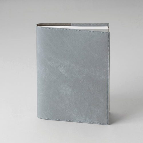 TAKE A NOTE Planner PU Cover A5 Slate Gray. Soft washed-texture vegan PU cover for A5 planners with rounded edges and a card opening inside. Couverture PU TAKE A NOTE Planner A5 Slate Gray. Couverture vegan en PU à texture lavée pour agendas A5, bords arrondis et fente pour cartes à l’intérieur.