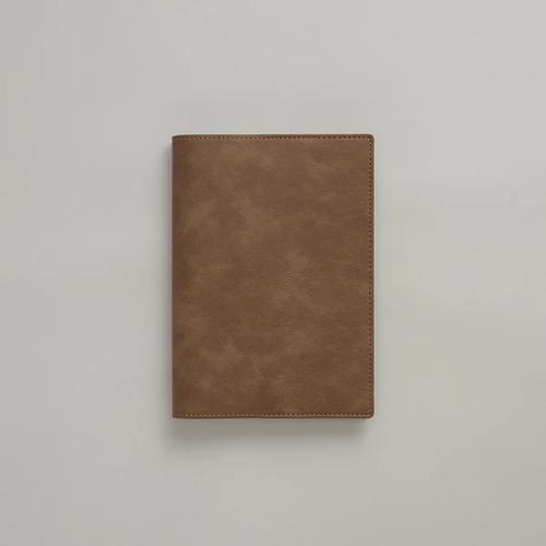 TAKE A NOTE Planner PU Cover B6 Kurumi. Soft water-repellent PU cover in warm wood-tone Kurumi for B6 planners, with a card slot and rounded edges. Couverture PU TAKE A NOTE Planner B6 Kurumi. Couverture souple hydrofuge en PU ton bois chaud Kurumi pour agendas B6, avec fente pour cartes et bords arrondis.
