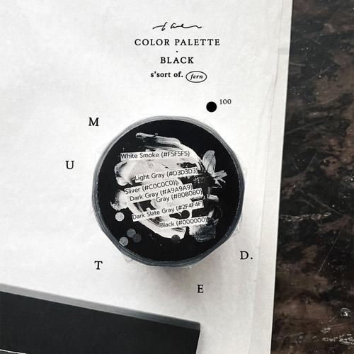 Some Sort of Fern Glossy PET Tape muted. (4 cm). A 4 cm × 10 m glossy PET roll in muted black with silver foil, 100 cm loop. Ruban PET brillant Some Sort of Fern muted. (4 cm). Rouleau PET brillant 4 cm × 10 m noir matte avec foil argenté, motif 100 cm.