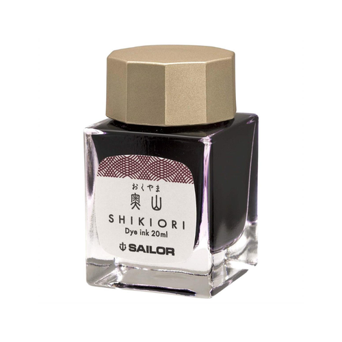 Sailor Shikiori Fountain Pen Ink 20ml - Deep Mountains (Okuyama). A 34 × 34 × 58 mm glass bottle of burgundy remote-mountain dye ink. Encre Sailor Shikiori 20 ml Okuyama. Flacon verre 34 × 34 × 58 mm, rouge-bourgogne montagne lointaine.