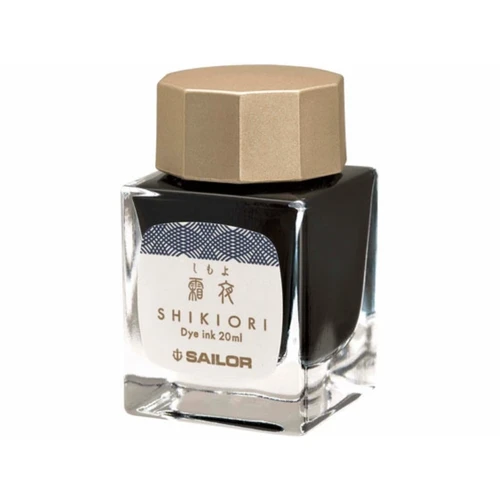 Sailor Shikiori Fountain Pen Ink 20 ml Frosty Night. A 34 × 34 × 58 mm glass bottle of dusk-violet Shimoyo dye ink. Encre Sailor Shikiori 20 ml Frosty Night Blossom. Flacon verre 34 × 34 × 58 mm, violet-gris Shimoyo.