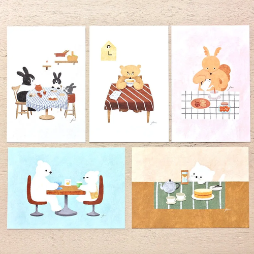 Cozyca × Mariko Fukuoka Postcard Set Tea Time. Ten 100 × 148 mm postcards in five animal tea-party designs. Set cartes postales Cozyca × Mariko Fukuoka Tea Time. Dix cartes 100 × 148 mm, cinq goûters d’animaux.