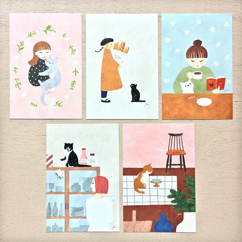 Cozyca × Mariko Fukuoka Postcard Set Meow. Ten 100 × 148 mm postcards in five cat-life designs. Set cartes postales Cozyca × Mariko Fukuoka Meow. Dix cartes 100 × 148 mm, cinq scènes de vie avec chats.