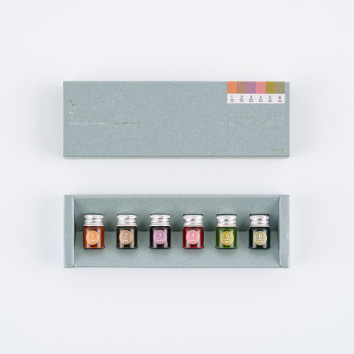 Kakimori x TSUKI no IRO Mini Ink Bottle Set Jan-Jun with six 2.7ml glass ink bottles. / Coffret de mini flacons d'encre Kakimori x TSUKI no IRO Jan-Juin comprenant six flacons de 2,7 ml.