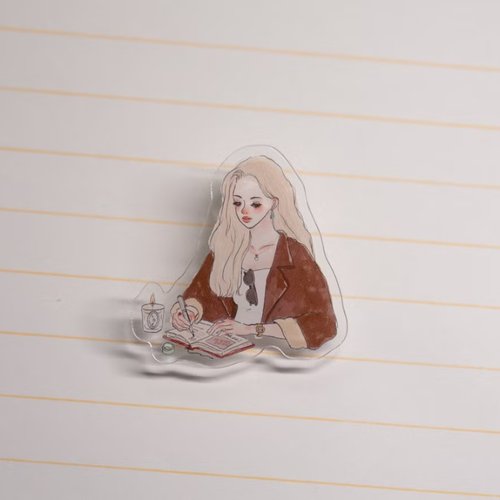 La Dolce Vita Acrylic Clip Girl in a Brown Coat. A 3 mm acrylic clip about 50 × 50 mm, printed with a girl in a brown coat. Pince acrylique La Dolce Vita Girl in a Brown Coat. Pince acrylique 3 mm, env. 50 × 50 mm, fille au manteau brun.