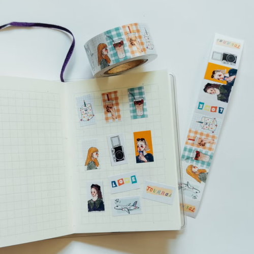 La Dolce Vita Label Sticker Roll Off We Go 500 mini travel stickers roll. / Rouleau de 500 mini étiquettes autocollantes voyage La Dolce Vita Off We Go.