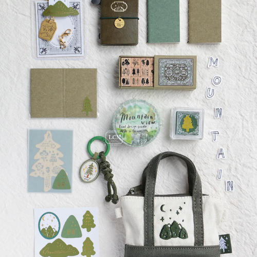 Lin Chia Ning 2026 Mini Tote Stationery Set Mountain Taiwanese handcrafted journal kit. / Ensemble de papeterie 2026 Mini Tote Mountain Lin Chia Ning fait au Taiwan.