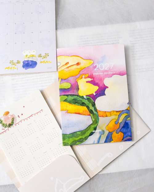 dodolulu 2027 Monthly Planner Stickers set including monthly calendar stickers and index tabs printed on premium woodfree paper. / Ensemble d'autocollants pour agenda mensuel 2027 dodolulu comprenant des autocollants de calendrier mensuel et des onglets d'index sur papier sans bois de qualité supérieure.