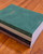 Faded Chronicle 2027 Chronicle Planner B6 Compact edition showing a collection of its 10 unique cover options with an open view of its lay-flat ink-friendly pages. Agenda Faded Chronicle 2027 Chronicle Planner Édition B6 Compact, présentant ses 10 options de couverture uniques et ses pages intérieures plates adaptées aux stylos plume.