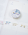dodolulu itsy bitsy Washi Tape in Tiny Pairs design, featuring soft watercolor illustrations of character pairs on a 1.5cm slim roll. Ruban adhésif washi dodolulu itsy bitsy (Tiny Pairs), avec des illustrations délicates à l'aquarelle de personnages en duo sur un rouleau mince de 1,5 cm.