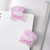 dodolulu Journaling Clip Sofa high-transparency acrylic memo clip holding photos and cards on a desk. / Pince-mémo en acrylique dodolulu Journaling Clip Sofa pour exposer des photos et des notes sur un bureau.