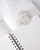 dodolulu Journaling Clip Telescope high-transparency acrylic memo clip holding goal cards and inspiring quotes on a desk. / Pince-mémo en acrylique dodolulu Journaling Clip Telescope pour exposer des cartes d'objectifs et des citations inspirantes sur un bureau.
