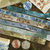 BGM Flower & Leaf Washi Tape Iris (2 cm). A 20 mm × 5 m foil-stamped washi roll of irises from the Kusabana-fu series. Ruban washi BGM Flower & Leaf Iris (2 cm). Rouleau washi 20 mm × 5 m, iris et dorure, série Kusabana-fu.
