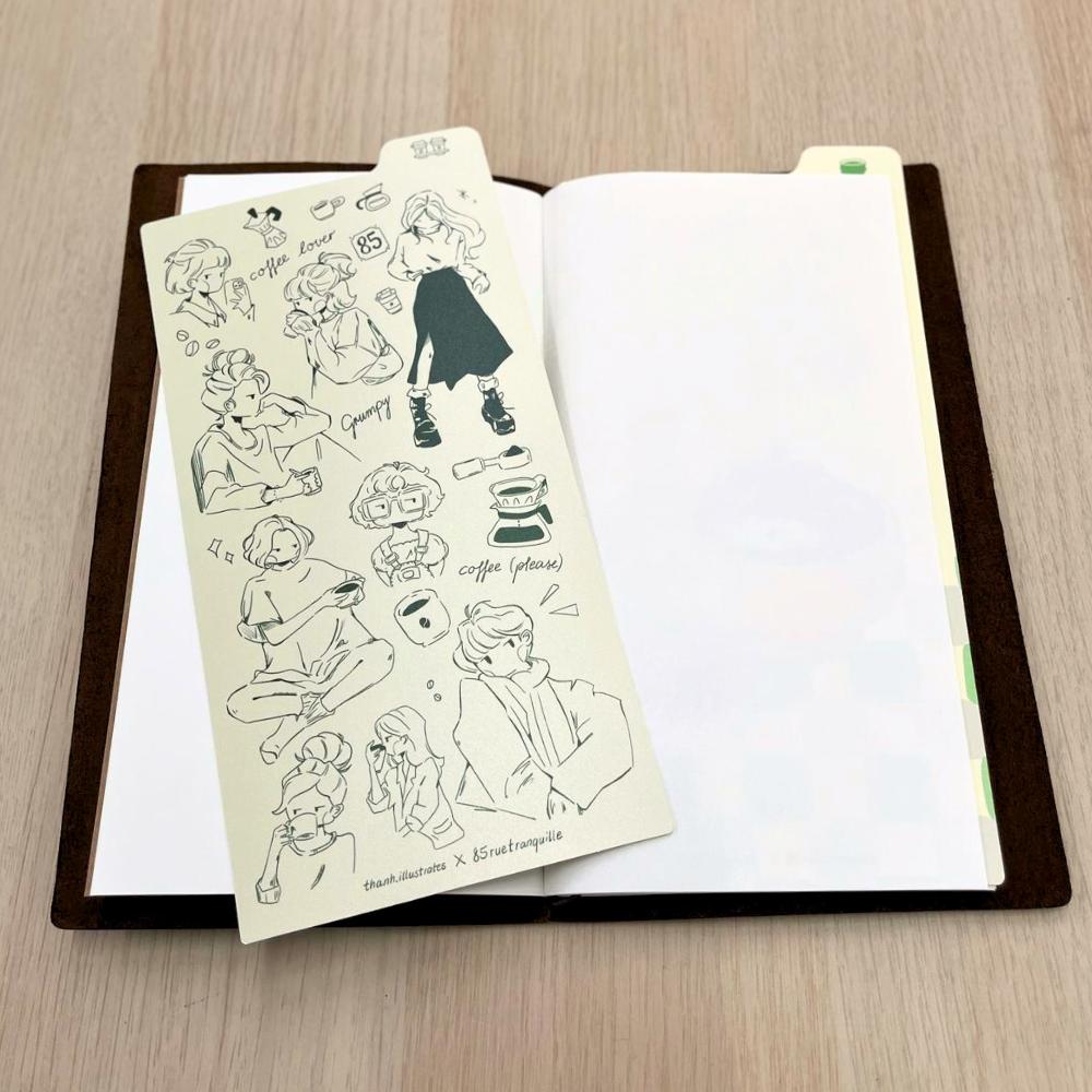 85 Rue Tranquille x thanh.illustrates Gumpy Girl Writing Mat - Coffee Edition (TN Regular Size)