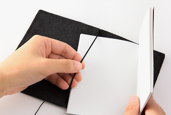 TRAVELER'S Notebook Starter Kit - Black (Passport Size)