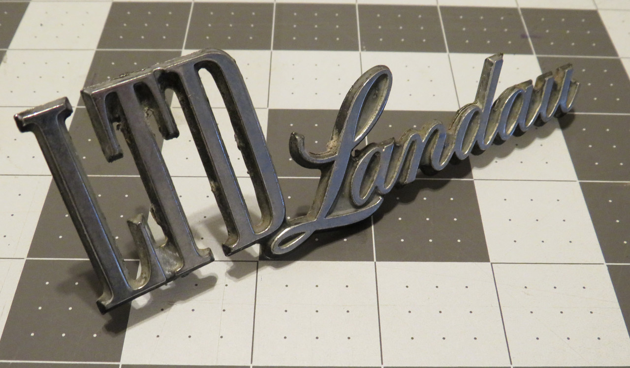 1978 Ford LTD Landau Emblem-Badge
1977 Ford LTD Landau Emblem-Badge