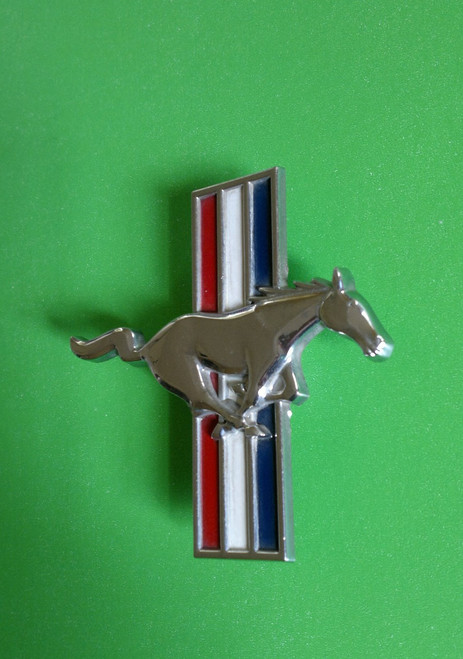 1994-1995-1996-1997-1998-1999-2000-2001-2002 Ford Mustang Pony Fender Emblem-Badge-RH 