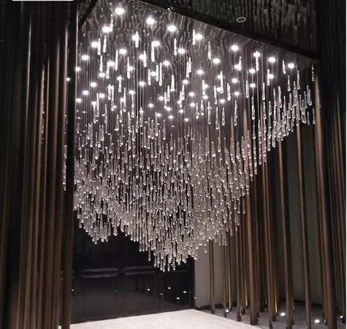 Kana Clear Crystal Raindrop Luxury Hotel Chandelier آرٹ کا ایک شاندار نمونہ ہے جو شاندار کاریگری، اعلیٰ معیار کے مواد اور اعلیٰ فعالیت کو یکجا کرتا ہے۔ شاندار کرسٹل اور کروم فنش کے ساتھ ماہرانہ طور پر تیار کیا گیا، یہ ایک حقیقی شو اسٹاپر ہے جو کسی بھی جگہ کو عیش و عشرت اور نفاست کی نئی سطح پر لے جائے گا۔ 