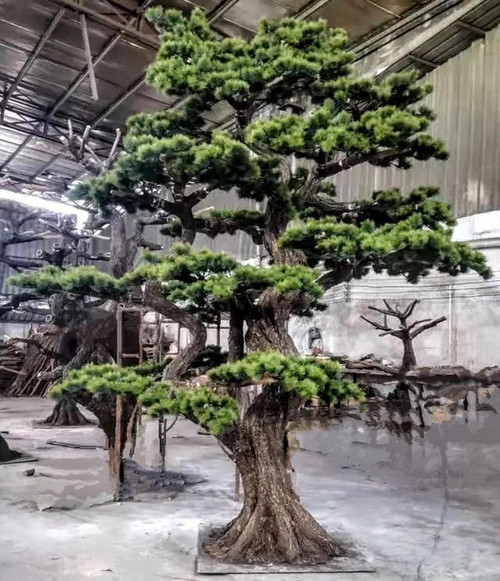 Kogege rikkaliku pruuni tüve ja lopsaka rohelise lehestikuga kunstliku bonsaipuu kütkestavat ilu. Hoolikalt valmistatud pagasiruum kordab loodusliku bonsai keerulisi detaile, samal ajal kui erksad rohelised lehed jäljendavad tõelise lehestiku värskust. See elutruu meistriteos toob teie ruumi bonsaipuu rahulikkuse ja võlu ilma hooldust vajamata, lisades igasse keskkonda elegantsi ja rahu.