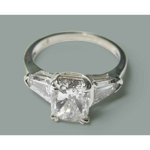 Madrid: utsøkt tre. Stone Radiant Diamond Ring