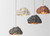 La lámpara colgante de estilo rock es una pieza de iluminación única y llamativa que agregará carácter y textura a cualquier espacio. Con su exterior áspero y de aspecto natural, crea una atmósfera cálida y acogedora. La lámpara está hecha de materiales de alta calidad que son duraderos y elegantes, lo que garantiza que durará los años venideros. La luz colgante presenta un diseño único que lo hace destacar de otros accesorios de iluminación, lo que lo convierte en un complemento perfecto para cualquier hogar o espacio de oficina. Es una excelente manera de incorporar elementos naturales en su diseño interior al tiempo que proporciona iluminación funcional. La lámpara colgante de estilo rock es imprescindible para cualquiera que aprecie la iluminación única y moderna que sea elegante y funcional.