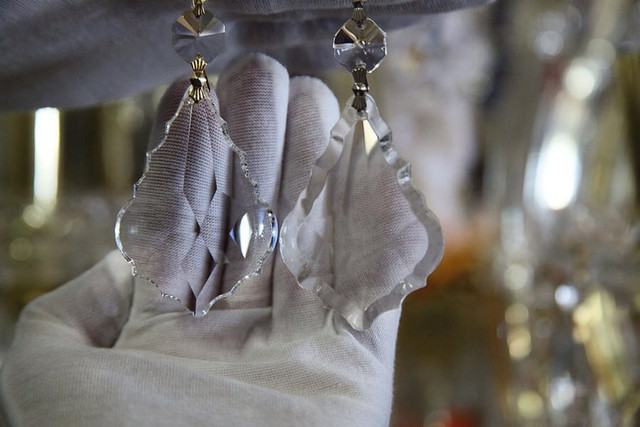 What is the difference between crystal and glass chandeliers?