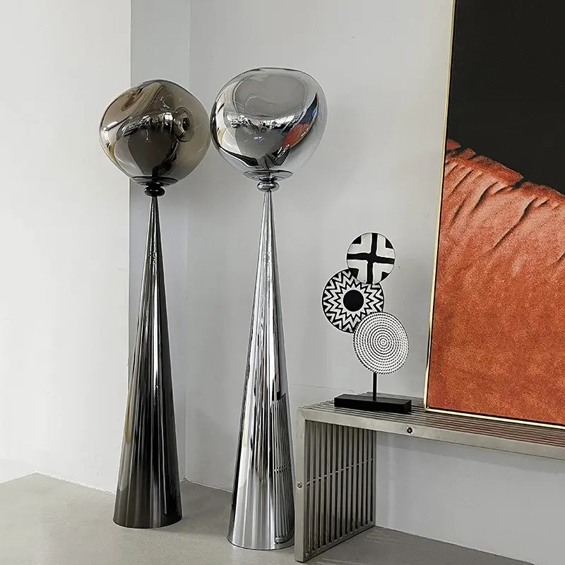 lampadaire-à-lave-moderne-unique-disponible-en-noir-chrome-ou-rouge.jpg