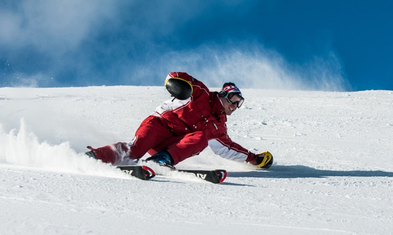 Can snow damage your eyes? 