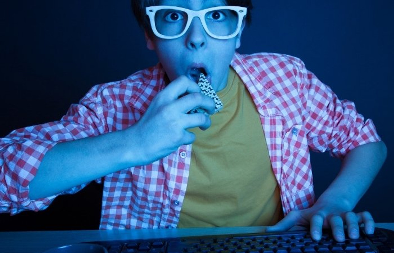 What happens to your eyes when you look at a screen too long?